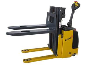 Gerbeur électrique à fourches recouvrantes à pylone réduit